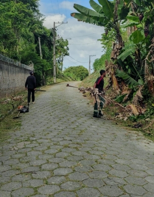 Prefeitura de Antonina segue com cronograma de roçadas e limpeza em diversos bairros