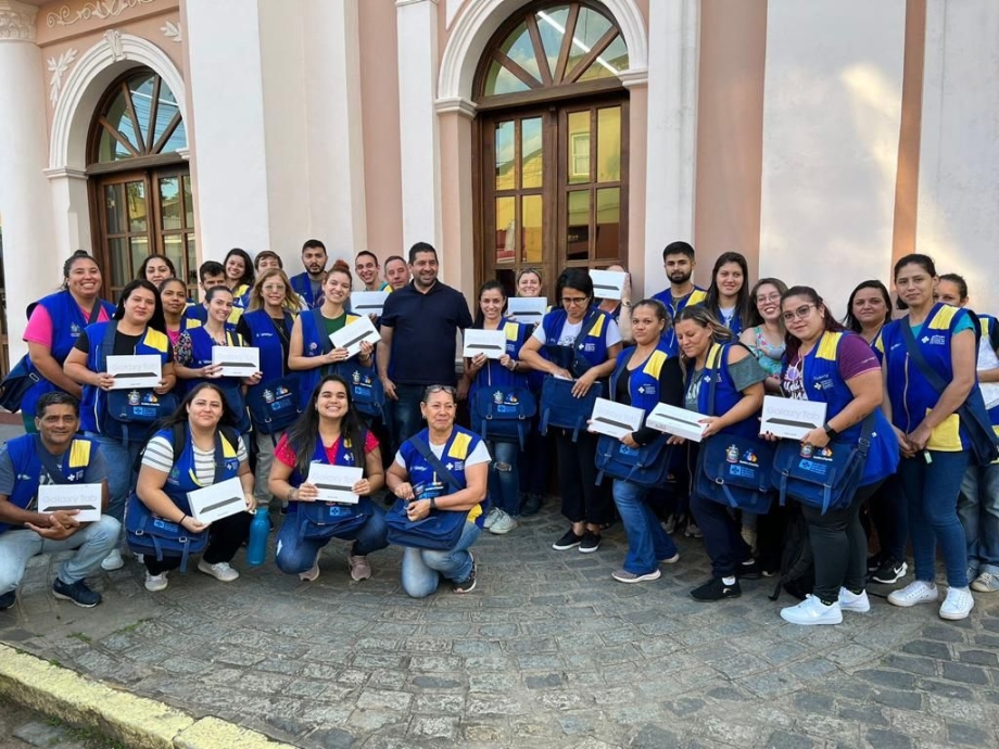 Agentes comunitários de Antonina recebem bolsas e tablets para facílitar  o atendimento a população
