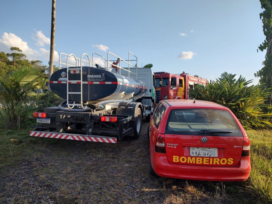 Prefeitura de Antonina da suporte a equipe de Corpo de Bombeiros em incêndios pela cidade