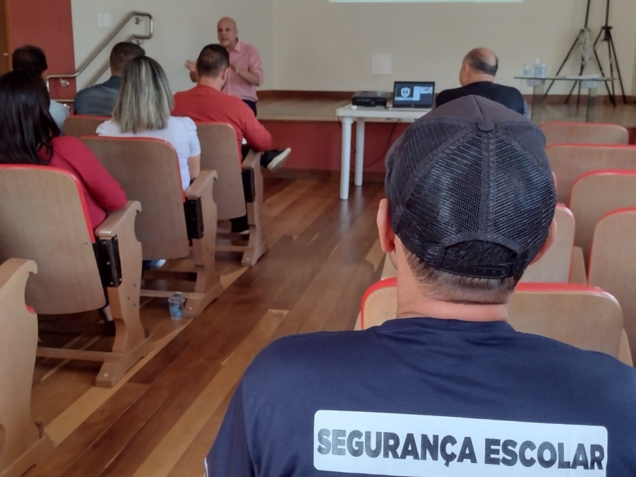 Prefeitura realizou um encontro no Armazém Macedo com o objetivo de tratar a Segurança das Escolas.