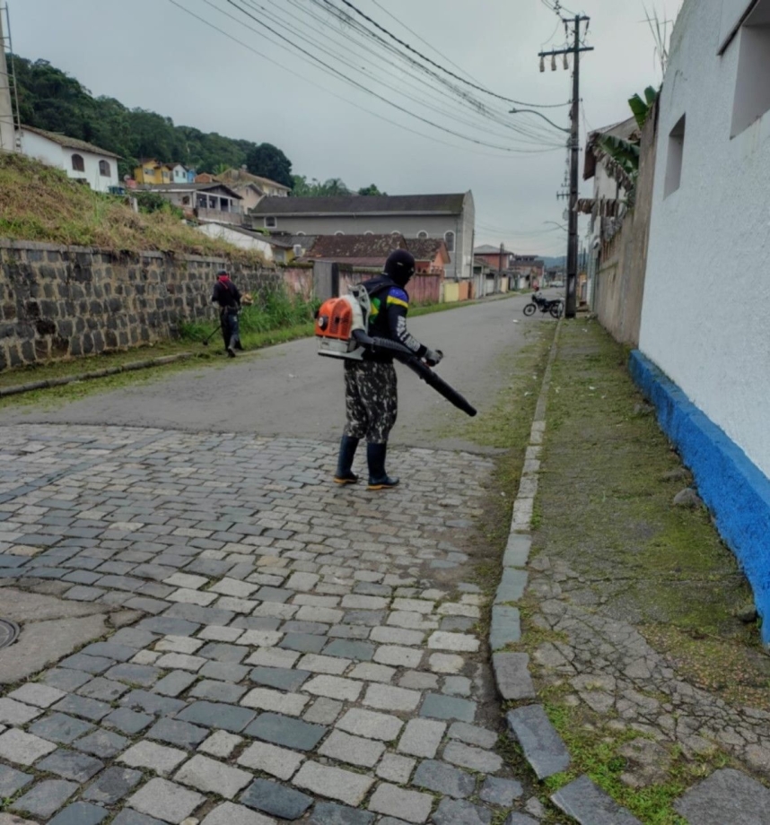 Secretaria de Meio Ambiente realiza série de ações de limpeza e roçada em diversos pontos de Antonina